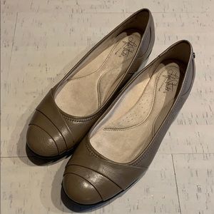 Life Stride Women’s Tan Flats Sz. 11